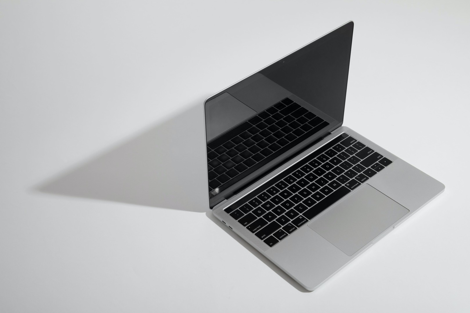 Với cùng hiệu suất, nên dùng MacBook Pro 13 inch M2 hay MacBook Air M2